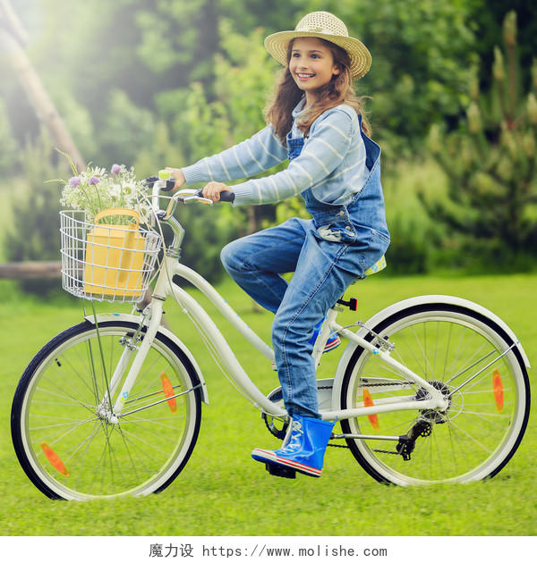 春天在草地骑自行车的女孩传统二十四节气24节气清明节清明